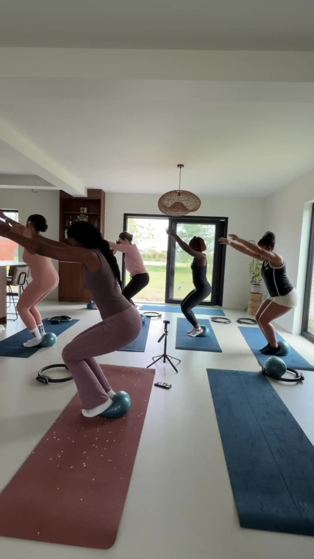 Pilates in de studio met uitzicht op de tuin